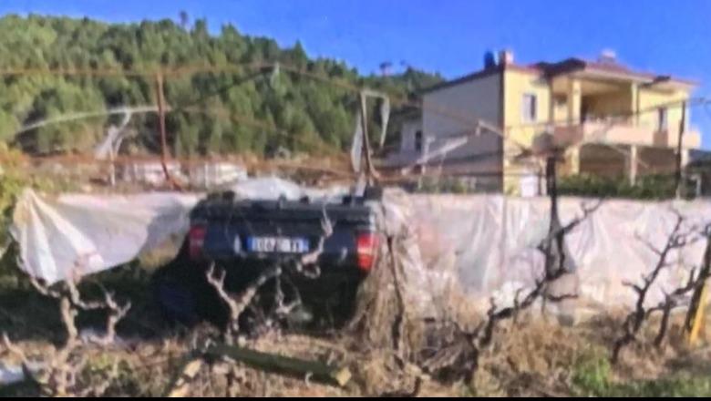 Makina del nga rruga Elbasan-Peqin dhe përfundon me rrota përpjetë në avllinë e shtëpisë, 2 të plagosur