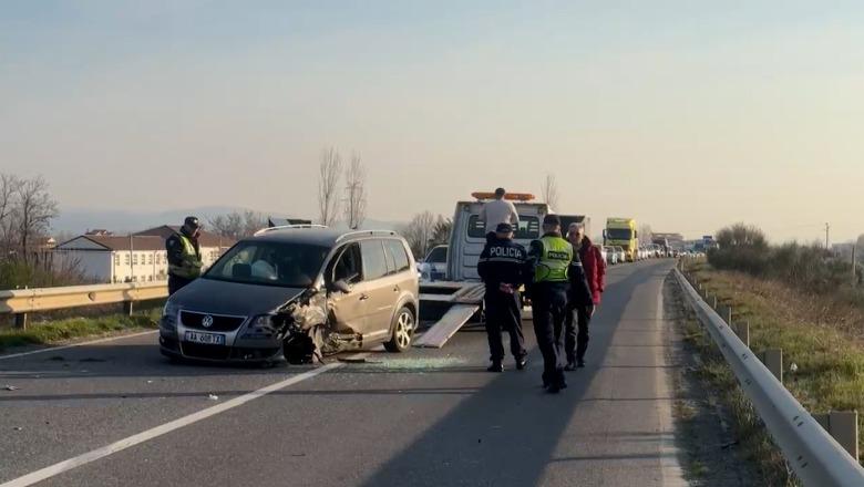 Makinat përplasen ‘kokë më kokë’ në Lezhë-Laç, plagosen dy persona, mes tyre një grua! Superstrada bllokohet për një orë nga trafiku (VIDEO)