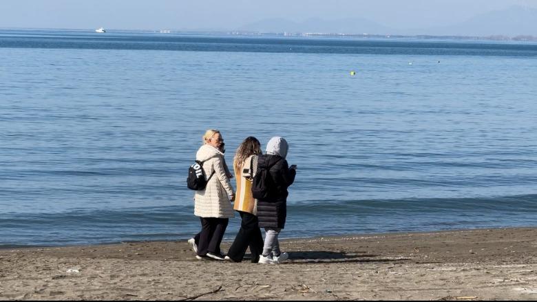 Dielli i dimrit tërheq qytetarët në bregdetin e Shëngjinit: Na pëlqen shumë ajri i pastër