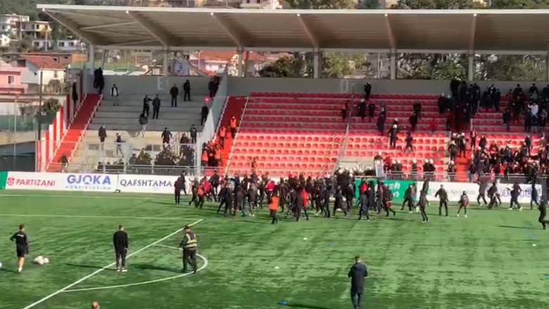 Derbi i kryeqytetit/ Shtyhet me 30 minuta Partizani-Tirana te ‘Arena e Demave’! Sherr me shkopinj, tifozët zihen para ndeshjes! Shoqërohen dy ultras të 'Të Kuqve'  (VIDEO)