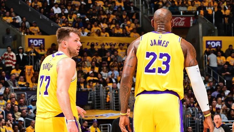 NBA komandohet nga Cleveland dhe Oklahoma, Doncic debuton krah LeBron në fitoren e Lakers