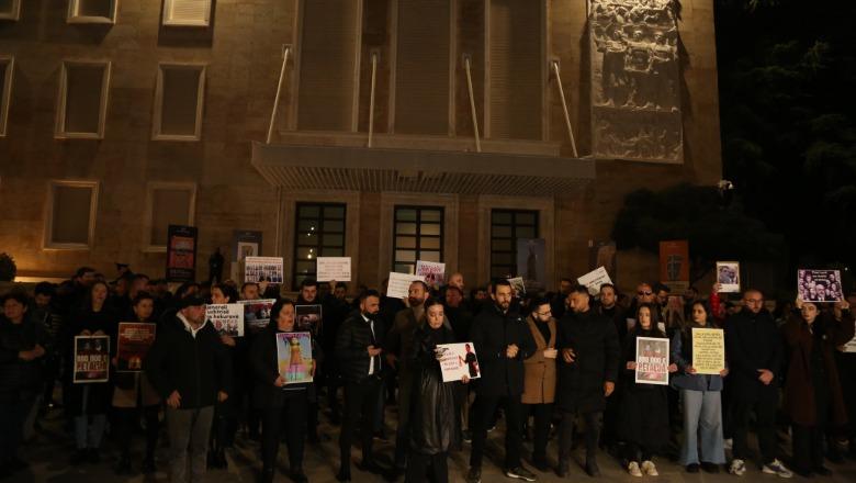 Arrestimi i Veliajt/ Lapaj e Shabani protestë te Kryeministria, iu bashkohen vetëm një grusht njerëzish! Kërkohet dorëheqja e Ramës