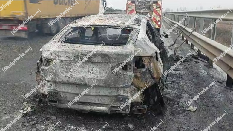 Shkrumbohet nga flakët një makinë pranë nënkalimit në Fushë-Mamurras (VIDEO)