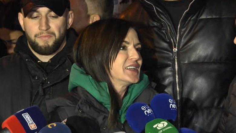 Luiza Gega në mesin e mbështetësve të Veliajt para GJKKO: E çuditshme mënyra si janë ngritur akuzat! Izmir Smajlaj: S'po protestojmë, po mbështesim kryetarin