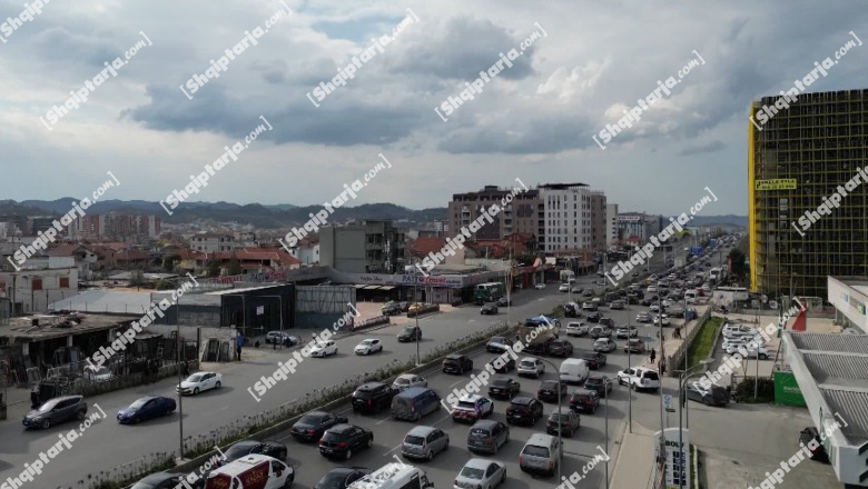 Pamje me Dron/ Dalja nga Tirana drejt Durrësit e bllokuar, trafik i rënduar në autostradë