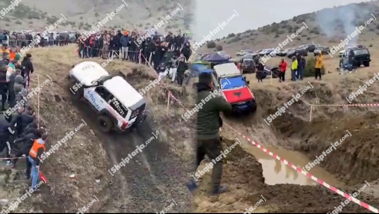 VIDEOLAJM/ Makina sportive rrezikon të përplasë shikuesit gjatë garës automobilistike