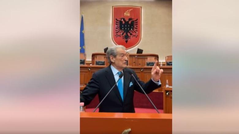 Berisha bllokon foltoren dhe kthen Kuvendin në bashkëbisedim me socialistët e ndjekësit në FB: Rama e Dumani do përballen me ligjin! I përgjigjet për ‘bufin e kënetës’: Zog sqepkuq