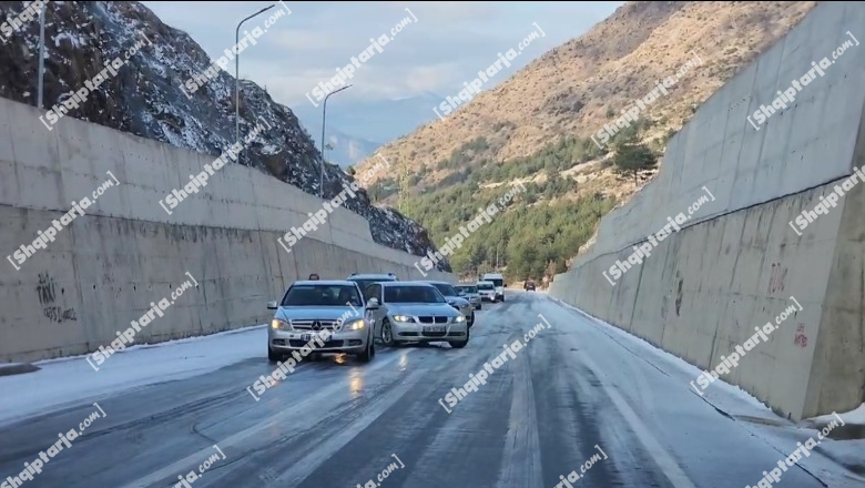 Dibër/ Temperaturat e ulëta sjellin ngrica në rrugët nacionale e rurale, dhjetëra makina të bllokuara  (VIDEO)