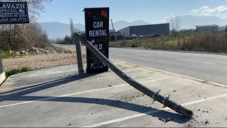 VIDEOLAJM/ Aksident gjatë natës pranë Aeroportit, kamioni i tonazhit të rëndë kap telat e linjës elektrike, këputen 3 shtylla