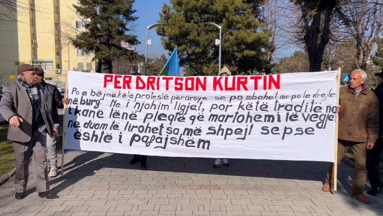 Korçë/ Dritson Kurti rrezikon 25 vite burg, komuniteti rom në protestë: Ne martohemi që në djep! 13-vjeçarja me lot në sy: Lirojeni, jemi pa bukë