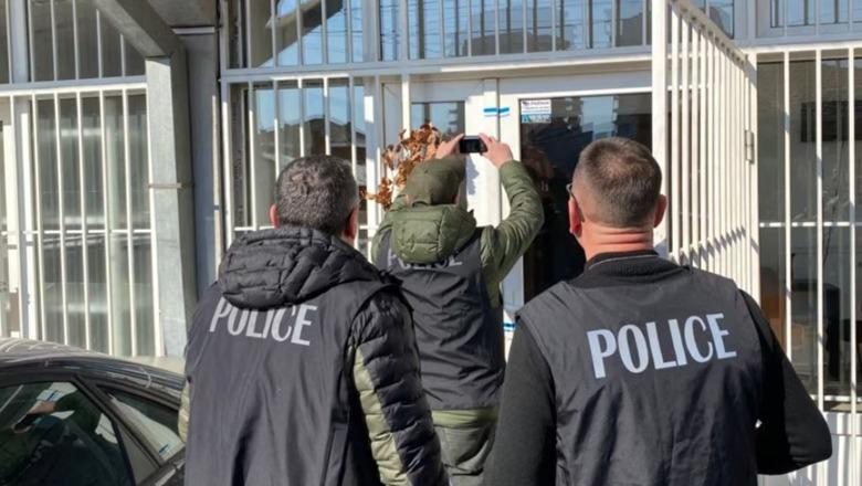 Kosovë/ Policia aksion në Zubin Potok për strukturat paralele serbe, mbyllen 4 qendra për punë sociale! Dyshohet se 'shkelën vullnetin e votuesve'