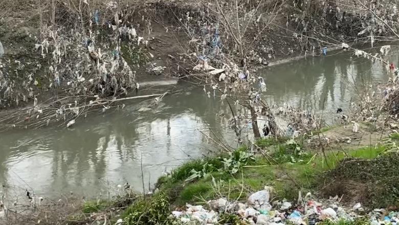 'Qeveria të na shpëtojë nga llumi i zi', banorët pranë lumit Ishëm kërkojnë pastrimin e plehrave! Masterplani i Mjedisit mbetet në letër