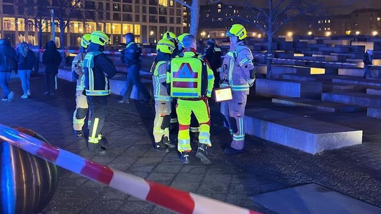 Sulm me thikë në memorialin e Holokaustit në Berlin, plagoset rëndë një person! Arrestohet autori