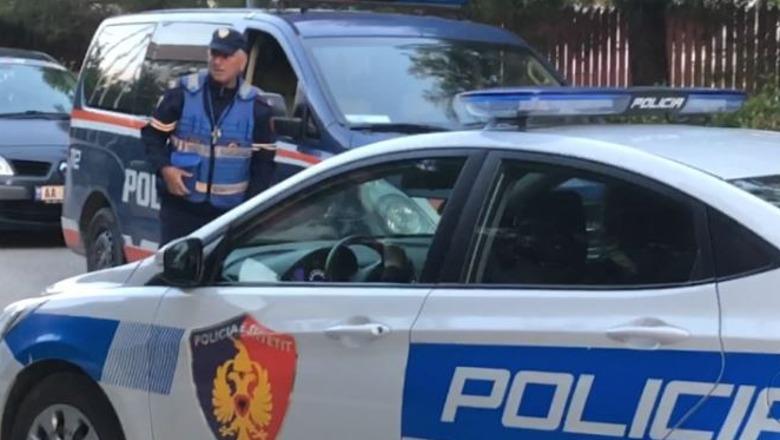 Dibër/ Goditi me grusht një punonjës policie pasi i vuri gjobë për parkim të gabuar, vihet në pranga 35-vjeçari