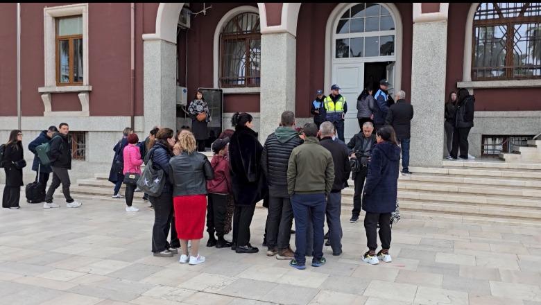  Pesë vite pa shtëpi, 30 familje protestojnë në Durrës! Thirrje Ramës: Zgjidhje ose e çojmë në SPAK! 