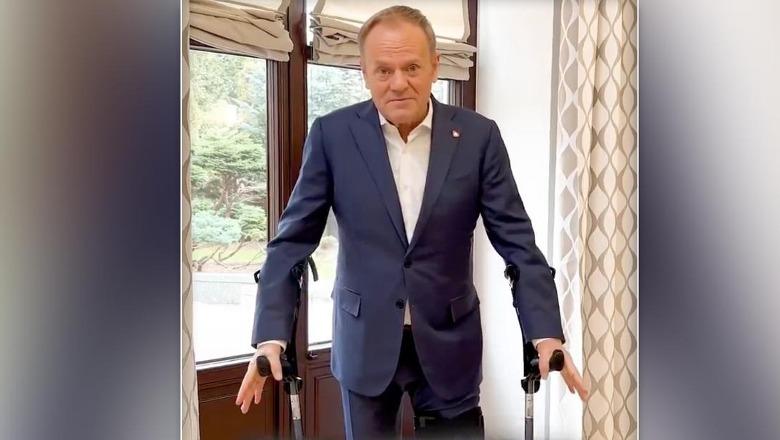 VIDEO/ Kryeministri polak Donald Tusk përfundon me paterica pasi tentoi të bënte ski me nipërit