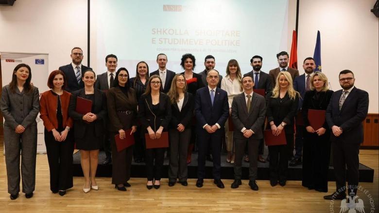 Ceremonia e diplomimit në ‘Shkollën Shqiptare të Studimeve Politike’, Begaj: Kemi nevojë për një frymë të re, ku idetë duhet të ballafaqohen me argumente