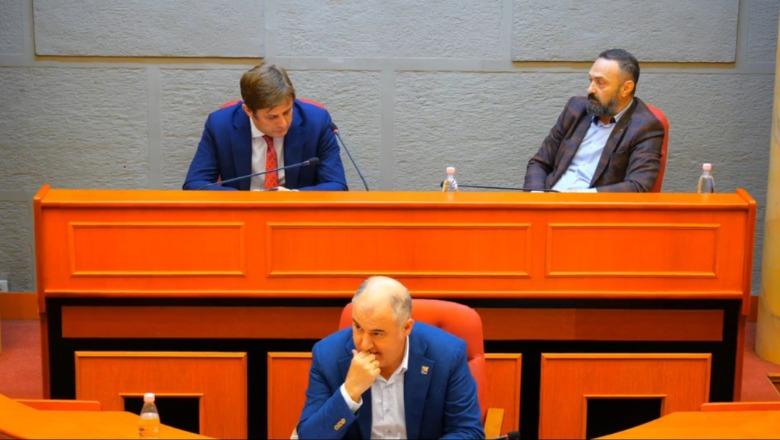 Këshilltarët e PD debate në Këshillin Bashkiak të Tiranës, kërkojnë shkarkimin e Veliajt, nuk lejojnë kolegen e tyre të betohet