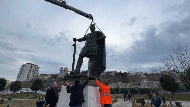 Gjergj Kastrioti ‘rikthehet’ në shtëpi! Shtatorja e heroit kombëtar vendoset përballë memorialit në Lezhë