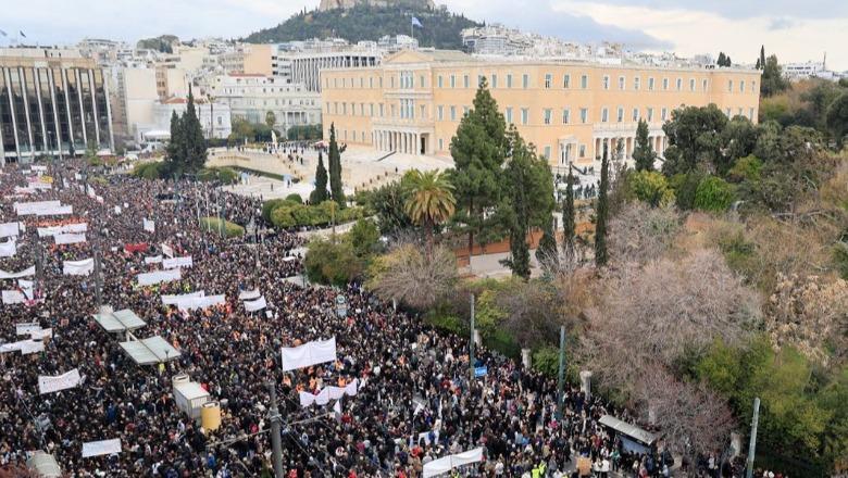 Paralizohet Greqia, mbi 300 tubime në mbarë vendin në 2-vjetorin e tragjedisë së përplasjes së trenave! Molotovë drejt Kuvendit, qindra të arrestuar në Athinë e Selanik (VIDEO)