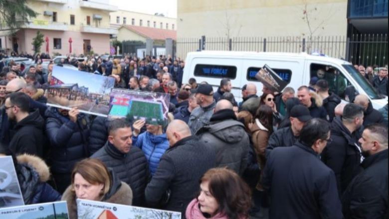 Mbështetësit e Veliaj protestuan para Prokurorisë së Posaçme, AMP nis hetimin për zv/drejtorin e Policisë Tiranë dhe shefin e 'Shqiponjave'! Nuk morën masa