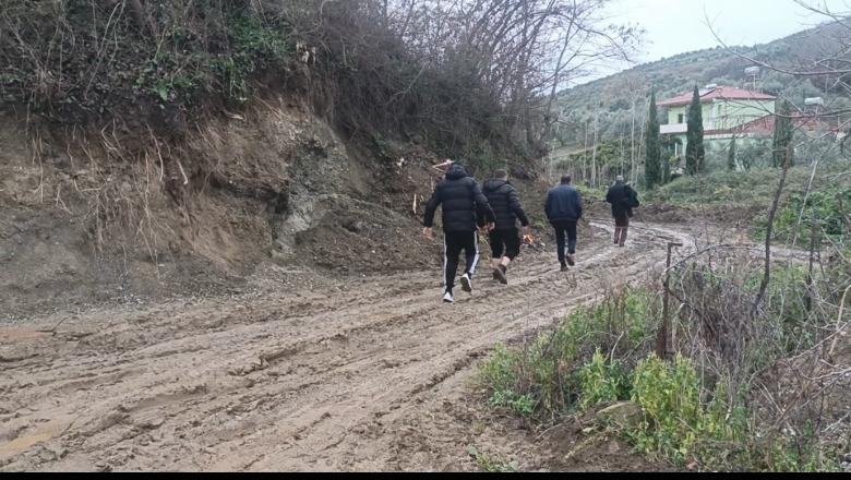 'Balta deri në gju', banorët e Zhamës në Lushnje në kushte të vështira:  Pa rrugë, ujë e drita