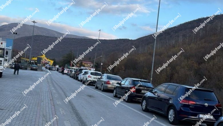 Radhë të gjata automjetesh në Kapshticë, emigrantët kthehen në vendin fqinj pas festës ‘E hëna e pastër’! Qytetari: Kemi pyetur po s'kemi marrë përgjigje, 3 orë në pritje