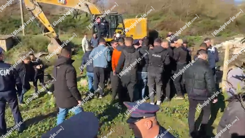 Vlorë/ Banorët e Tragjasit kundër ndërtimit të ujësjellësit për zonat bregdetare: S’lejojmë të marrin ujin e burimit! Përplasen me policinë, disa të shoqëruar