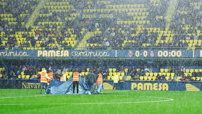 Futbollistët në fushë dhe tifozët në tribuna, shtyhet Villarreal - Espanyol