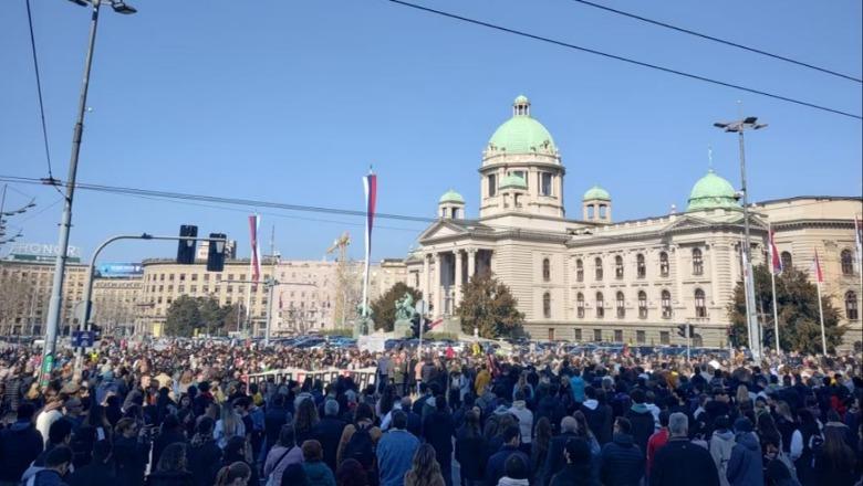 Protestat masive/ Opozita serbe në Kosovë paralajmëron mobilizimin e serbëve në 'mbrojtje' të Vuçiçit