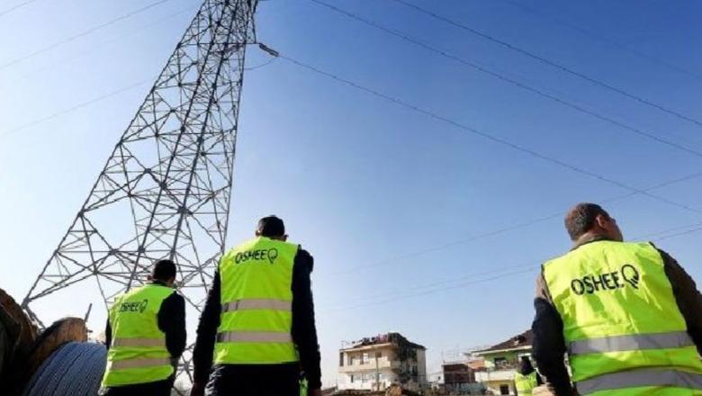 Disa zona në Tiranë në ‘black out’ për gati 7 orë, rikthehet energjia elektrike, morën flakë kabujt elektrikë në Shkozë