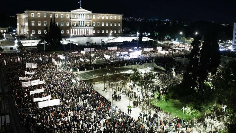 Mocion kundër qeverisë greke! Qytetarët protesta të dhunshme jashtë ndërtesës së parlamentit