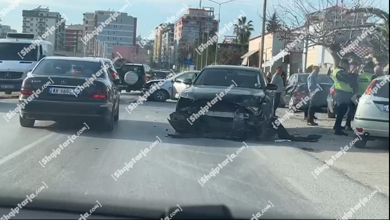 Aksident në aksin Fier-Patos, 2 mjete përplasen me njëra- tjetrën, policia në vendngjarje