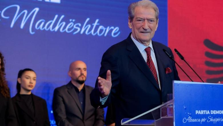 Berisha prezanton ‘Shqipërinë Madhështore’ dhe merret me mustaqet e Kujtim Gjuzit: Jepja, se çmendet Rama për to! Idrizi mungon, Jenisheri pa 'ftesë' (VIDEO)