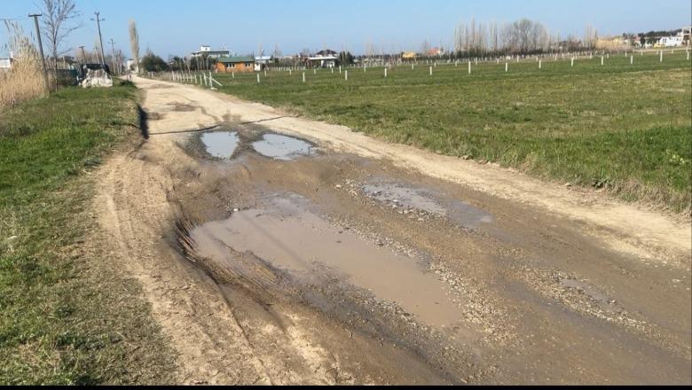 Lezhë/ Një rrugë e drejtë, 2 kilometra që të çon në plazh nuk asfaltohet, banorët: Na mashtrojnë për fushatë por asgjë nuk bëjnë