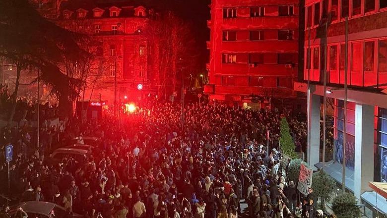 Protestat masive në Serbi, studentët bllokojnë selitë e TV në Beograd dhe Novi Sad