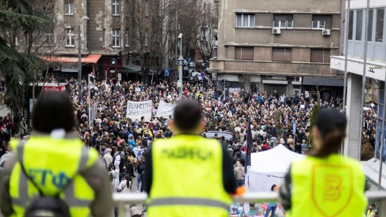 Protestat në Serbi/ Studentët bllokojnë televizionet, plagoset një nga rojet e objekteve 