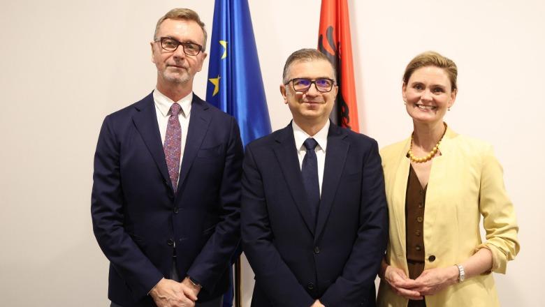 Vetting-u dhe mbështetja ndërkombëtare: Çomo takon ambasadorët e BE-së dhe SHBA-së në Kolegj