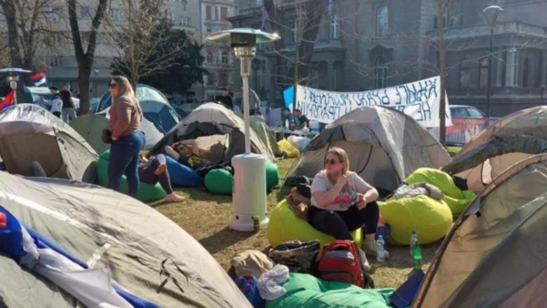 Serbë nga Kosova shkojnë në Beograd “për të mbrojtur presidentin”