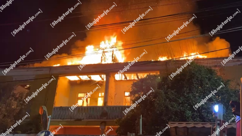 Elbasan/ Zjarri i madh në godinën e ish-shkollës 'Dakli' në lagjen Kala, zjarrfikëset shuajnë flakët, policia po punon për shkaqet 