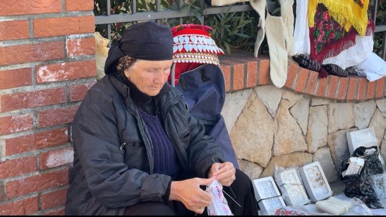 PERSONAZH/ Nënë Liza, gruaja ikonë e ruajtjes së traditës, 83-vjeçarja shet ende punët e saj me shtiza e grep (VIDEO)