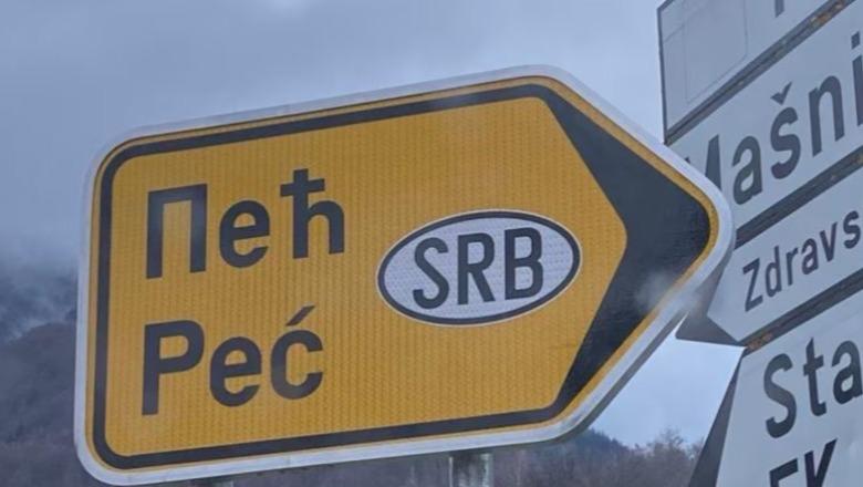 Autoritetet në Mal të Zi nisin hetime për shenjën rrugore që e paraqiste Pejën si pjesë të Serbisë
