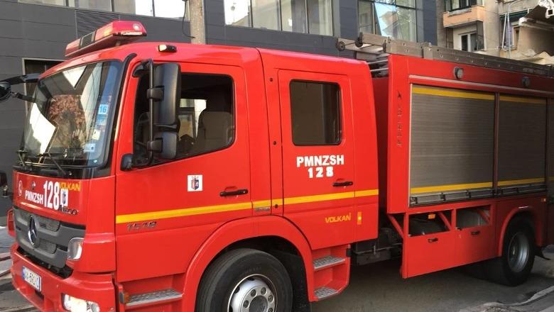 Zjarr në një shtëpi në Lushnje, flakët shkrumbojnë orenditë, shmanget përhapja drejt banesave të tjera