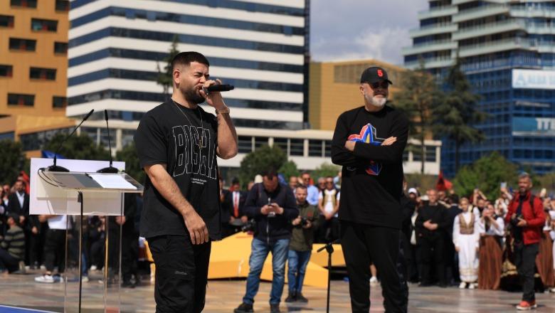 Pas performancës në mitingun hapës të PS, Noizy: Koha e PD më kujton rrëmujë dhe errësirë, vetëm Rama ma mbush syrin