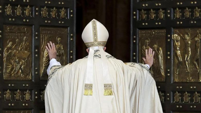 Do prehet në një arkivol të thjeshtë prej druri, funerali jo si Papët e ...