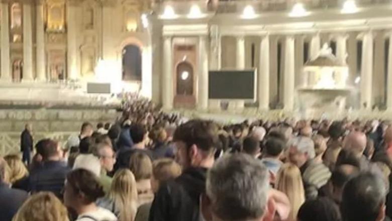 Radhë të gjata për të bërë homazhe për Papa Françeskun, Bazilika e Shën Pjetrit e hapur gjatë gjithë kohës