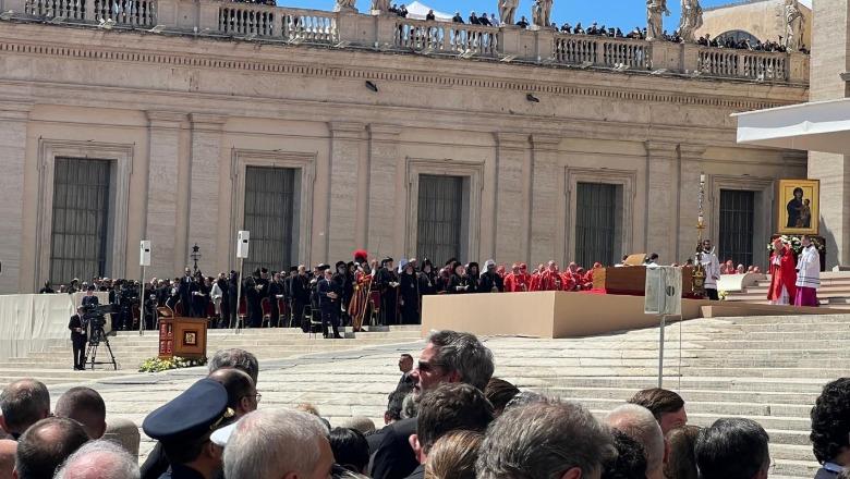 Surpriza në Vatikan/ Kryepeshkopi Joan i përfshirë në lutjen e dytë të Kishës Orientale për Papa Françeskun në ceremoninë e përcjelljes në Romë