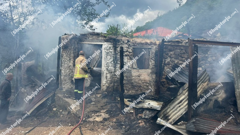 Pukë/ Baraka përfshihet nga flakët, digjen 1 lopë dhe 2 dhi, zjarrfikësit shpëtojnë dy banesat ngjitur (FOTO)