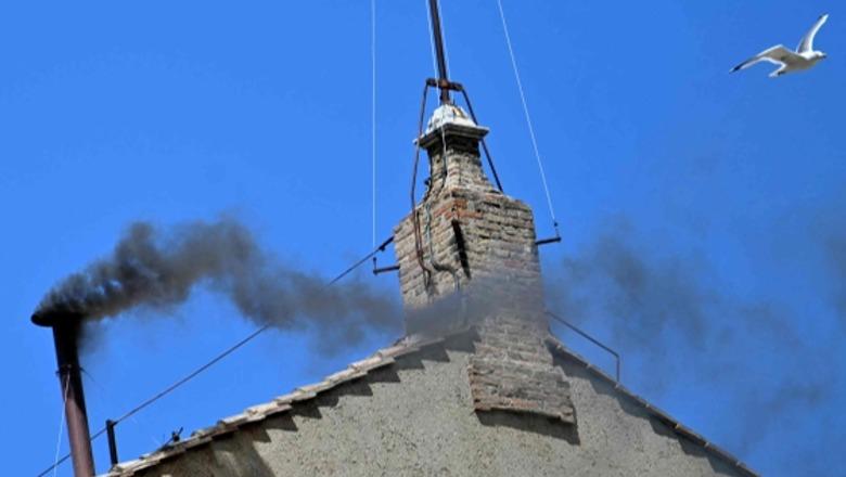 LIVE- Vatikan/ Tym i zi nga Kapelja Sistine, 133 kardinalët në dy votime nuk kanë arritur të zgjedhin Papën e ri