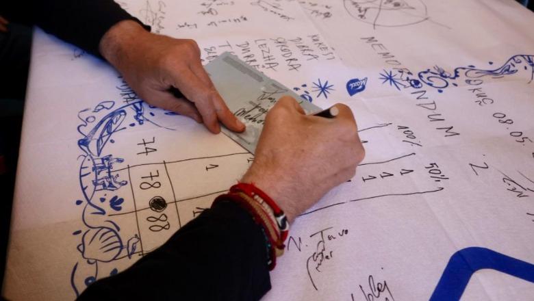 Rama firmos 78 mandate të sigurta në Kuç, batuta me qytetarët: Nuk është fall! Pronari i lokalit i dhuron ‘paspaortën europiane’: Je roja e memorandumit